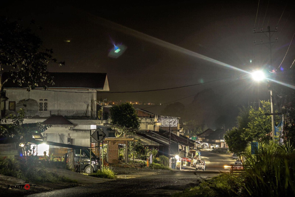 SIMPANG TERITIT DI MALAM HARI